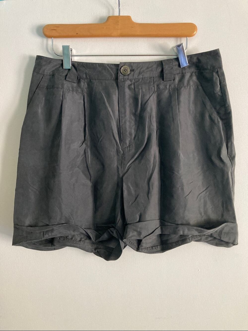 Bird Juicy Couture Womens Size 8 100% Silk Dark Gray Shorts with Pleats & Cuff